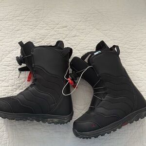 Excellent condition burton women’s mint BOA snowboard boots